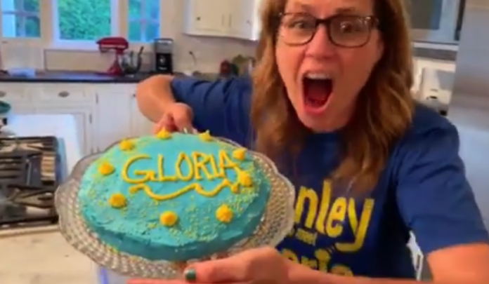 Jenna Fischer ices her ‘Gloria Cake’ after winning Stanley Cup contention with fellow Administrative center significant person – KTVI Fox 2 St. Louis